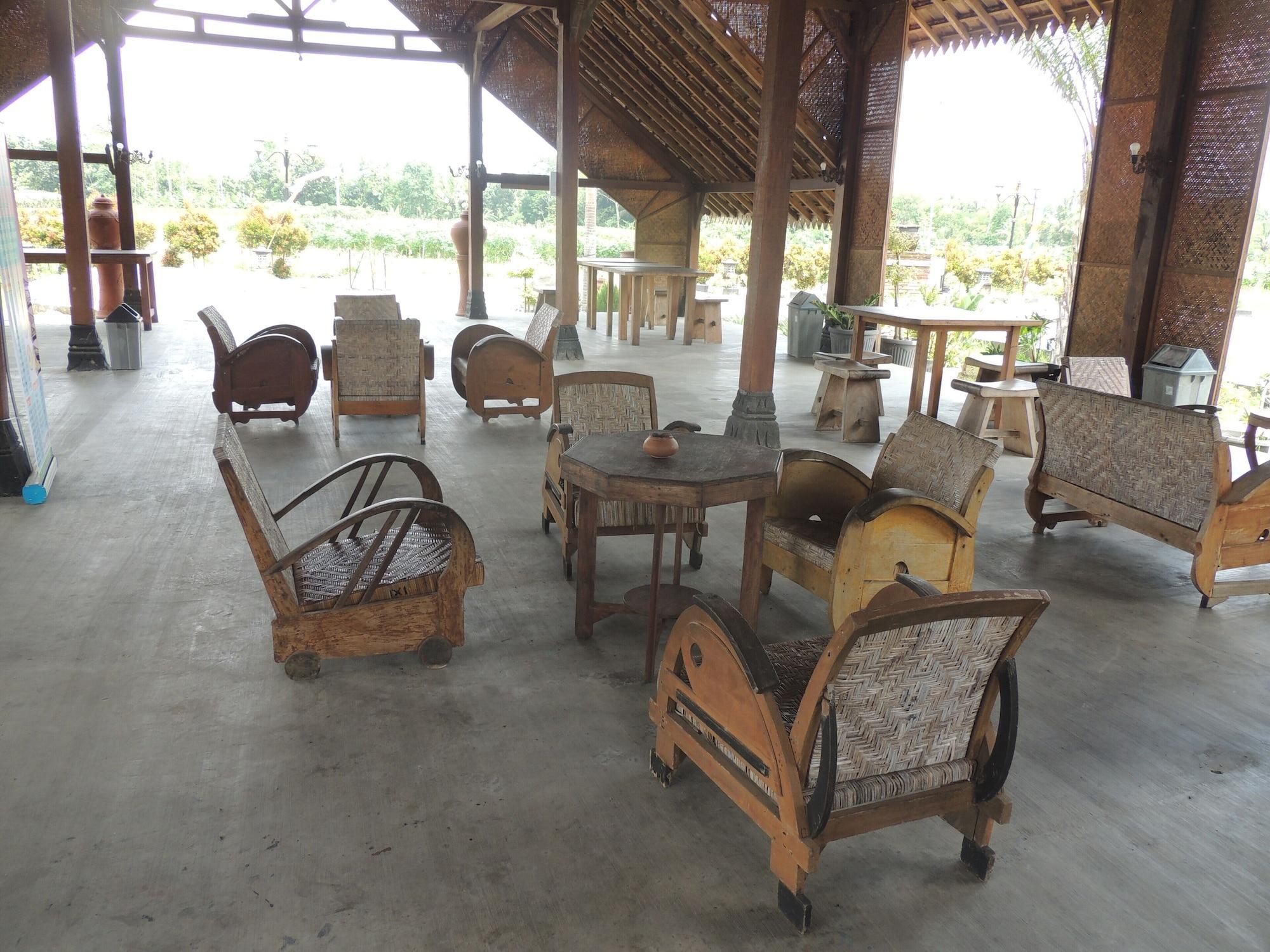 Готель Balkondes Karanganyar Pottery Academy Маґеланґ Екстер'єр фото