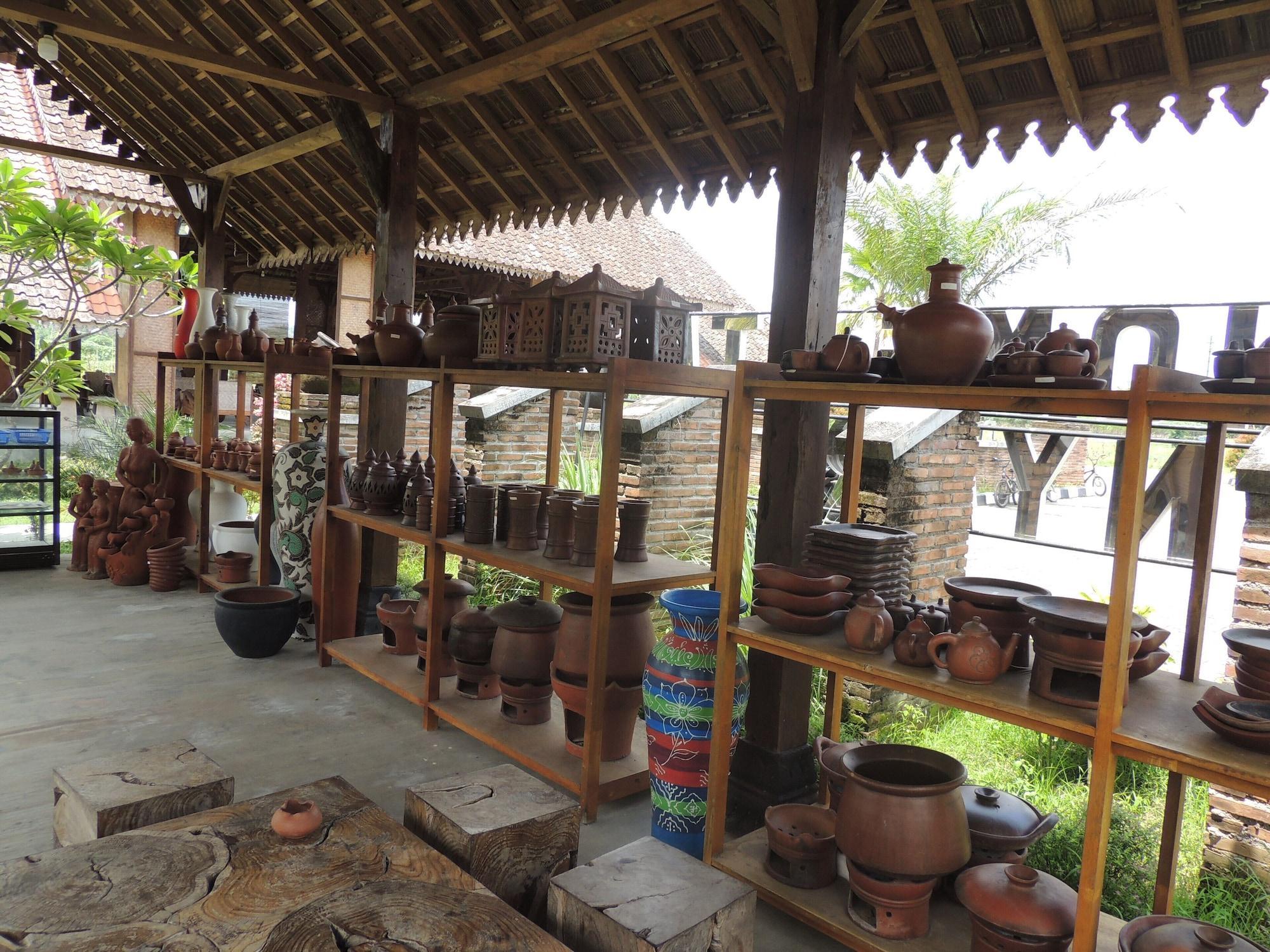 Готель Balkondes Karanganyar Pottery Academy Маґеланґ Екстер'єр фото